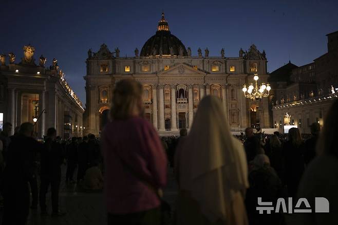 <font style="vertical-align: inherit;"><font style="vertical-align: inherit;">[바티칸=AP/뉴시스] 7일(현지 시간) 바티칸 시스티나 성당에서 제267대 교황을 선출하는 콘클라베가 열린 가운데 시민들이 교황 선출 소식을 기다리고 있다. 2025.05.08.</font></font>