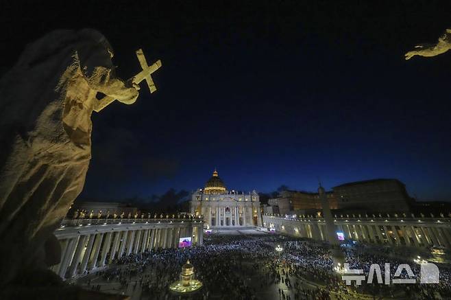 [바티칸=AP/뉴시스] 7일(현지 시간) 바티칸 시스티나 성당에서 제267대 교황 선출 불발을 알리는 검은 연기가 피어오르고 있다. 2025.05.08.