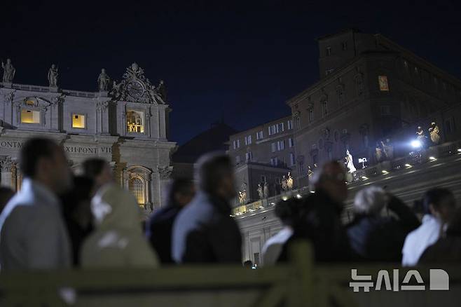 [바티칸=AP/뉴시스] 7일(현지 시간) 바티칸 시스티나 성당에서 제267대 교황 선출 불발을 알리는 검은 연기가 피어오르자 시민들이 연기를 바라보고 있다. 2025.05.08.