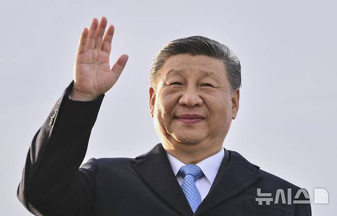 [모스크바=AP/뉴시스] 시진핑 중국 국가주석이 7일(현지 시간) 러시아 모스크바 브누코보 공항에 도착해 인사하고 있다. 시 주석은 러시아의 제2차 세계대전 전승절 80주년 기념식 참석차 러시아를 방문했으며 블라디미르 푸틴 대통령과 회담할 예정이다. 2025.05.08.