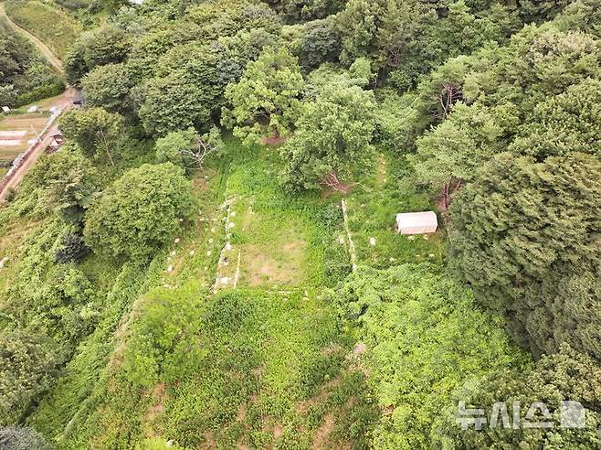 [창녕=뉴시스]경남 창녕군 성산면 대산리 632에 위치한 '창녕 용흥사지 대웅전지' 전경.(사진=경남도 제공) 2025.05.08. photo@newsis.com