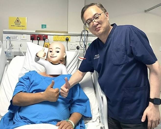 [서울=뉴시스] 탕 시에힝 박사가 공항서 이송된 환자 A씨를 수술하고 함께 기념 사진을 찍고 있다. (사진= 탕시에힝 박사 페이스북 캡처) 2025.05.08. *재판매 및 DB 금지