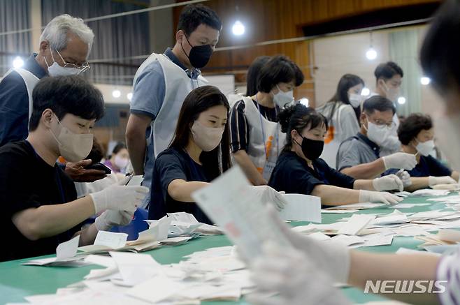 [광주=뉴시스] 김혜인 기자 = 제 8회 전국동시지방선거가 치러진 1일 오후 광주 동구 전남여자고등학교 체육관에서 개표 참관인들이 개표 과정을 지켜보고 있다. 022.06.01.hyein0342@newsis.com