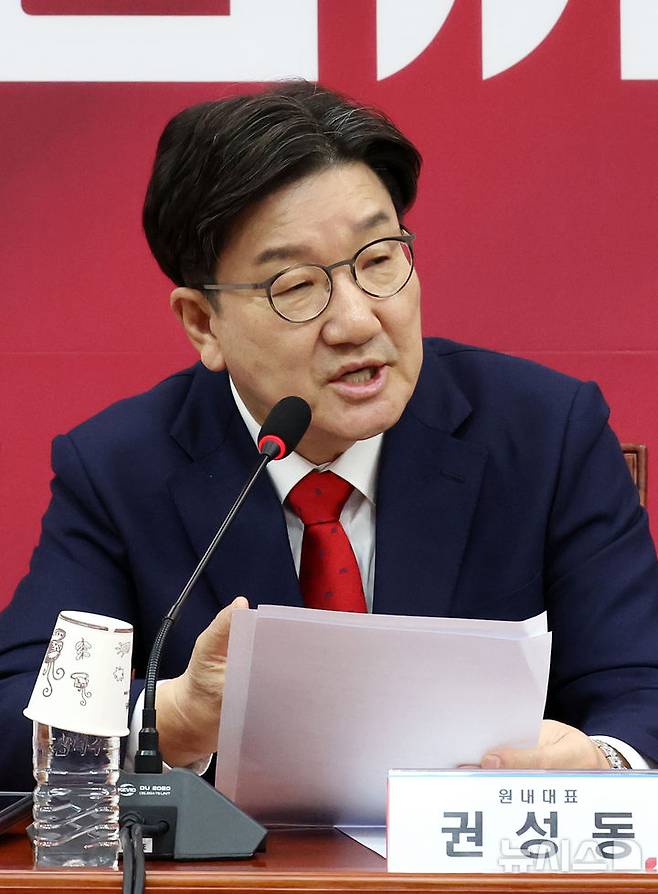 [서울=뉴시스] 조성우 기자 = 권성동 국민의힘 원내대표가 8일 오전 서울 여의도 국회에서 열린 비상대책위원회의에서 발언하고 있다. 2025.05.08. xconfind@newsis.com
