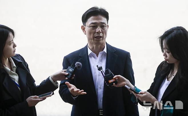 [과천=뉴시스] 정병혁 기자 = 임성근 전 해병대 1사단장이  해병대 채 상병 순직 사건에 대한 외압 의혹 수사관련 포렌식 참관을 위해 23일 경기 과천시 고위공직자범죄수사처(공수처)로 출석하기에 앞서 취재진 앞에서 입장을 밝히고 있다. 2025.04.23. jhope@newsis.com