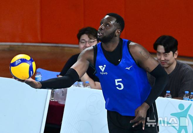[서울=뉴시스]남자배구 트라이아웃 참석한 쉐론 베논 에반스. (사진=KOVO 제공)