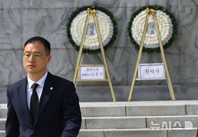 [서울=뉴시스] 박주성 기자 = 김상욱 국민의힘 의원이 8일 오전 서울 동작구 국립서울현충원을 참배하고 있다. 이날 김상욱 의원은 국민의힘을 탈당했다. 2025.05.08. park7691@newsis.com