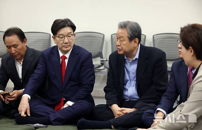 [서울=뉴시스] 고승민 기자 = 김무성 국민의힘 상임고문이 8일 서울 여의도 당사에서 대선 후보 단일화를 촉구하며 단식농성 중 방문한 권성동 원내대표와 대화하고 있다. 2025.05.08. kkssmm99@newsis.com