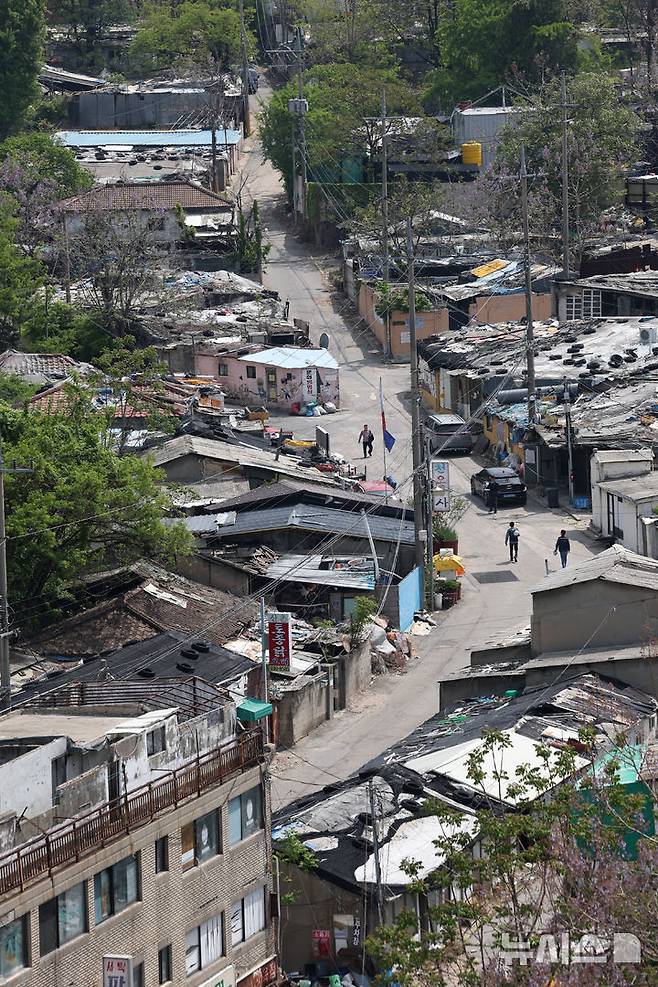 [서울=뉴시스] 김진아 기자 = 8일 서울 노원구 중계본동 마지막 달동네 '백사마을' 철거가 시작됐다.  노원구 중계본동 30-3번지 일대는 최고 35층 26동 3178가구 아파트 단지로 재개발한다. 이곳은 1960년대 후반 서울 도심 개발로 밀려난 철거민들이 '산 104번지'에 집단 이주하면서 형성돼 백사마을로 불린다. 2025.05.08. bluesoda@newsis.com