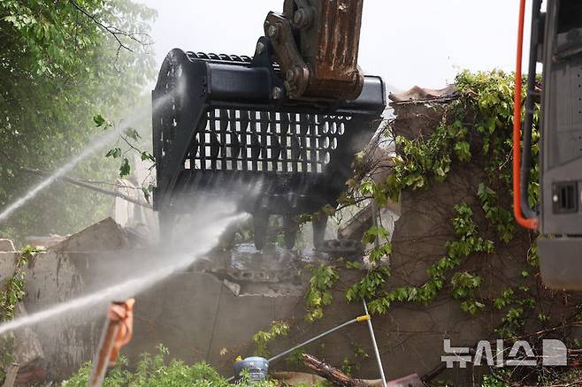 [서울=뉴시스] 김진아 기자 = 8일 서울 노원구 중계본동 마지막 달동네 '백사마을' 철거가 시작되고 있다.  노원구 중계본동 30-3번지 일대는 최고 35층 26동 3178가구 아파트 단지로 재개발한다. 이곳은 1960년대 후반 서울 도심 개발로 밀려난 철거민들이 '산 104번지'에 집단 이주하면서 형성돼 백사마을로 불린다. 2025.05.08. bluesoda@newsis.com