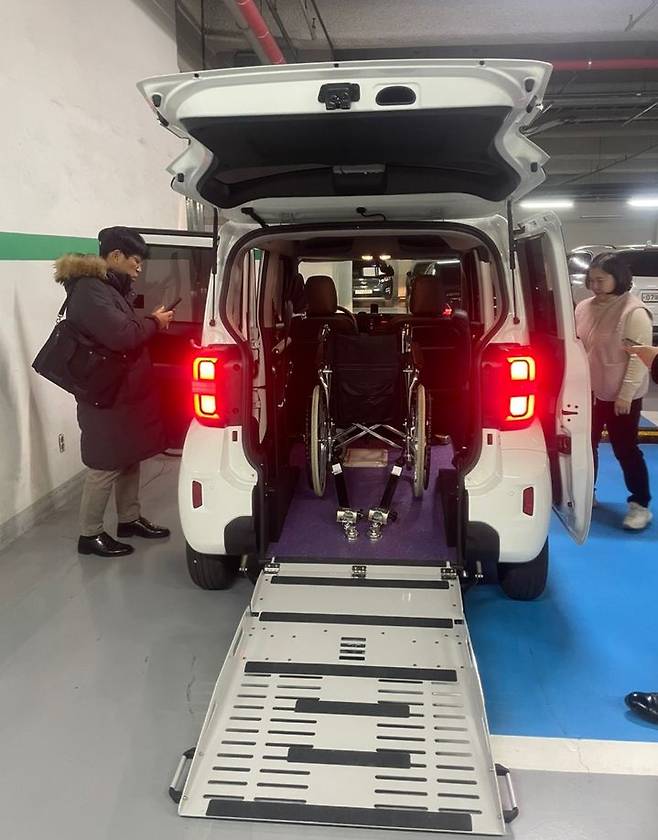 [서울=뉴시스] 사진은 교통약자 동행 맞춤형 동행 서비스. 2025.05.08. (사진=한국교통안전공단 제공) photo@newsis.com *재판매 및 DB 금지