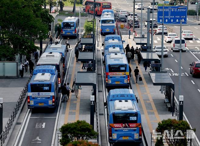 [서울=뉴시스] 김진아 기자 = 사측과의 임금·단체협약 협상이 결렬된 서울 시내버스 노조가 이틀째 준법 투쟁을 이어가고 있는 8일 서울역 앞 버스환승센터 정류장에 버스들이 줄지어 서 있다.서울 버스 노조에 따르면 노조는 이날 서울 등 22개 지역 버스 노조와 전국자동차노조 지역 대표자 회의를 열고 파업 여부와 방향 등 구체적인 내용에 대해 논의할 예정이다. 2025.05.08. bluesoda@newsis.com
