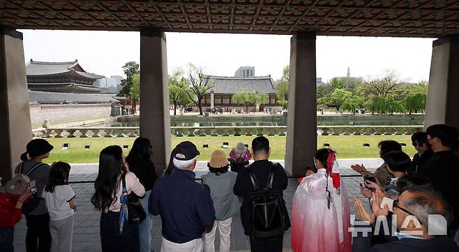 [서울=뉴시스] 추상철 기자 = 8일 오후 서울 종로구 경복궁에서 시민들이 경회루 내부를 관람하고 있다. 국가유산청 궁능유적본부 경복궁관리소는 이날부터 오는 10월31일까지 사전 접수를 받아 경회루 내부 등을 둘러볼 수 있는 특별관람을 운영하고 있다. 2025.05.08. scchoo@newsis.com