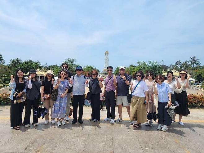 [울산=뉴시스] 구미현 기자 = 울산 동구 중국 문화관광 도시경관 정책연수단은 8일 싼야시 남산사 등 해안 경관 명소를 둘러 본뒤 기념촬영을 하고 있다. (사진=울산시 동구 제공) 2025.05.08. photo@newsis.com *재판매 및 DB 금지