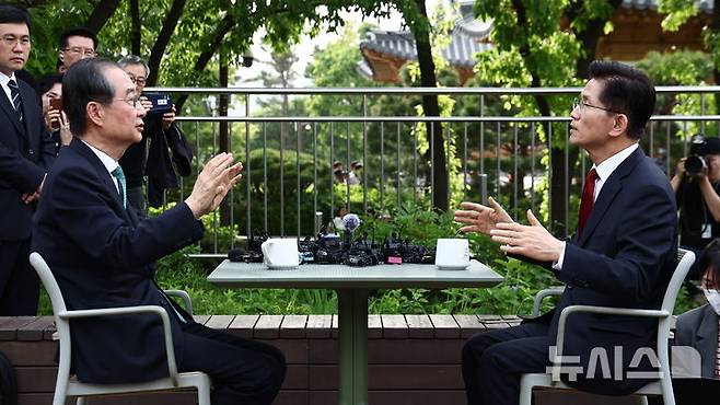 [서울=뉴시스] 조성우 기자 = 김문수 국민의힘 대선 후보와 한덕수 무소속 대선 후보가 8일 서울 여의도 국회 강변서재 야외에서 단일화 관련 회동을 하고 있다.(공동취재) 2025.05.08. photo@newsis.com