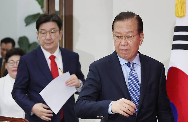 국민의힘 권영세 비상대책위원장과 권성동 원내대표가 8일 국회에서 열린 비상대책위원회의에 참석하고 있다. 연합뉴스