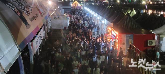 강릉단오제를 찾은 시민과 관광객들. 전영래 기자