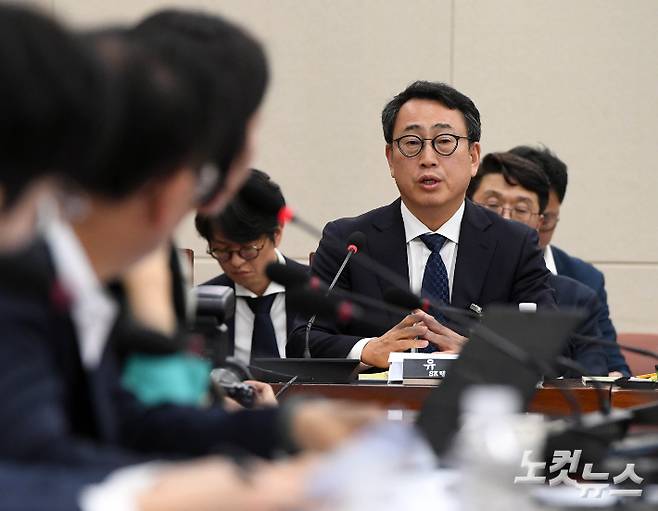 SK텔레콤 유영상 사장이 8일 오후 국회 과학기술정보방송통신위원회 전체회의실에서 열린 'SK텔레콤 해킹 관련 청문회'에 출석해 질의에 답하고 있다. 황진환 기자