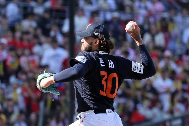 지난 4일 광주기아챔피언스필드에서 열린 프로야구 한화 이글스와 KIA 타이거즈의 경기. 7회말 한화 선발투수 폰세가 투구하고 있다. 연합뉴스