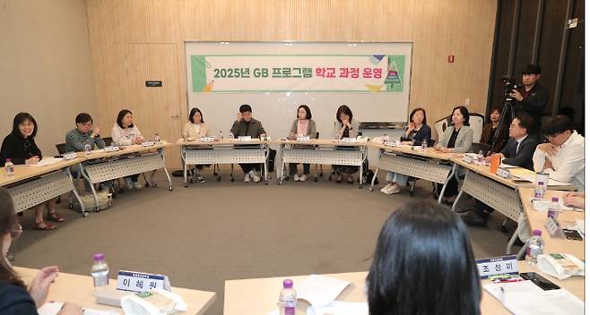 육동한 춘천시장은 8일 춘천시립도서관 문화교실에서 열린 'GB프로그램 튜터 양성 과정' 연수 현장을 찾아 참가 교사들을 격려했다. 춘천시 제공