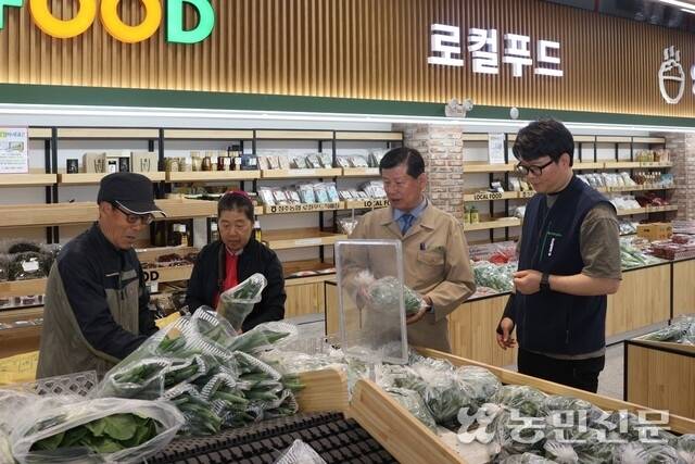 이화준 충북 청주농협 조합장(왼쪽 세번째)이 사운로지점 하나로마트 로컬푸드직매장에 농산물을 출하하는 박인수(〃 첫번째)·윤옥순(〃 두번째)씨 부부와 소비자가 찾는 농산물 출하 전략에 대해 의견을 나누고 있다.