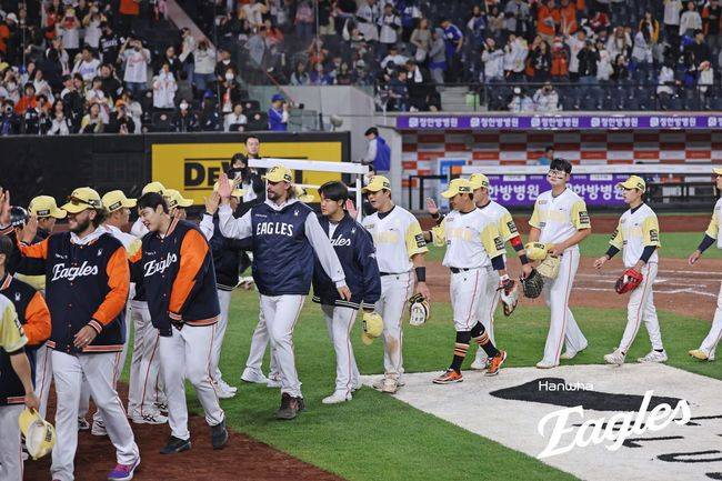 한화 선수들이 7일 대전 삼성전 승리로 9연승과 함께 단독 1위에 오른 뒤 승리 하이파이브를 하고 있다. /한화 이글스 제공