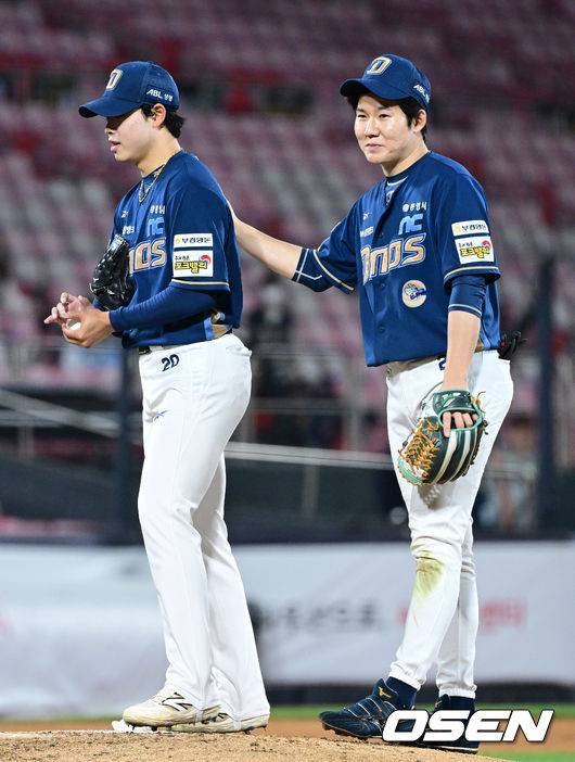 막내 목지훈의 등을 쓸어내리는 캡틴 박민우.