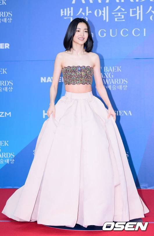 [OSEN=이대선 기자] 5일 오후 서울 강남구 코엑스 D홀에서 ‘제61회 백상예술대상 with 구찌’ 레드카펫 행사가 열렸다.방송·영화·연극을 아우르는 국내 유일무이 종합 예술 시상식 ‘제61회 백상예술대상 with 구찌’는 JTBC·JTBC2·JTBC4에서 동시 생중계, 프리즘·네이버TV·치지직에서 디지털 생중계된다.배우 김태리가 레드카펫을 밟고 있다. 2025.05.05 /sunday@osen.co.kr