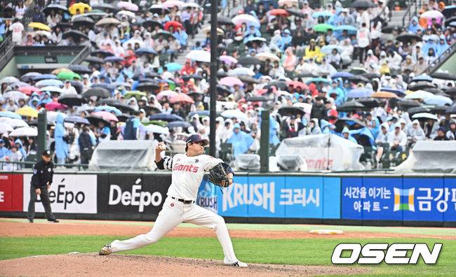 [OSEN=부산, 이석우 기자] 6일 부산 사직야구장에서 2025 신한 SOL 뱅크 KBO 리그 롯데 자이언츠와 SSG 랜더스의 경기가 열렸다. 홈팀 롯데는 박세웅, 방문팀 SSG는 문승원이 선발 출전했다.롯데 자이언츠 선발 투수 박세웅이 역투하고 있다. 2025.05.06 / foto0307@osen.co.kr