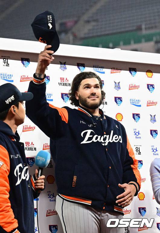 [OSEN=인천, 김성락 기자] 프로야구 한화 이글스가 에이스의 압도적인 투구를 앞세워 2연승을 질주했다.&nbsp;한화는 15일 인천 SSG랜더스필드에서 열린 ‘2025 신한은행 SOL Bank KBO리그’ SSG 랜더스와의 경기에서 2-0으로 승리했다.&nbsp;경기 종료 후 한화 폰세가 관중에게 인사하고 있다.  2025.04.15 / ksl0919@osen.co.kr