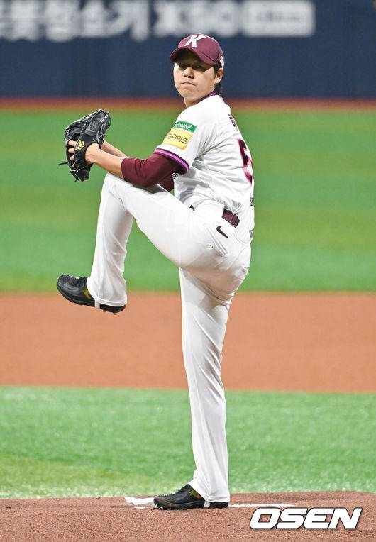 [OSEN=고척, 박준형 기자] 22일 오후 서울 고척스카이돔에서 ‘2025 신한 SOL BANK KBO리그’ 키움 히어로즈와 두산 베어스의 경기가 진행됐다.이날 키움은 하영민을 두산은 최승용을 선발투수로 내세웠다.1회초 키움 선발투수 하영민이 역투하고 있다.  2025.04.22 /