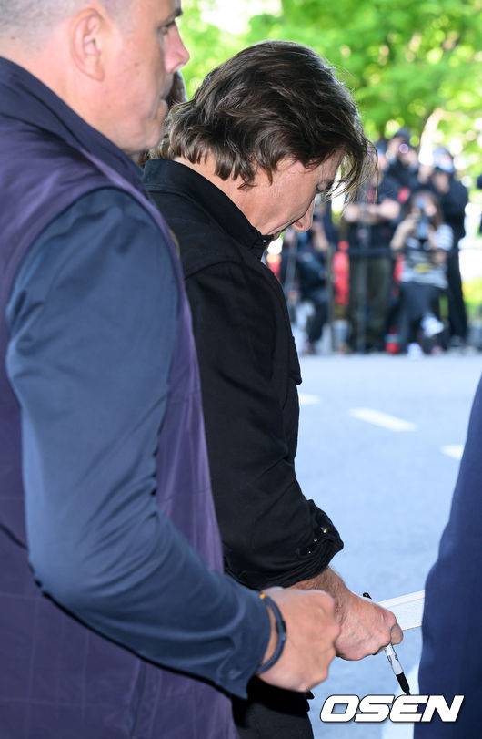 팬이 건넨 편지 그 자리에 멈춰 완독