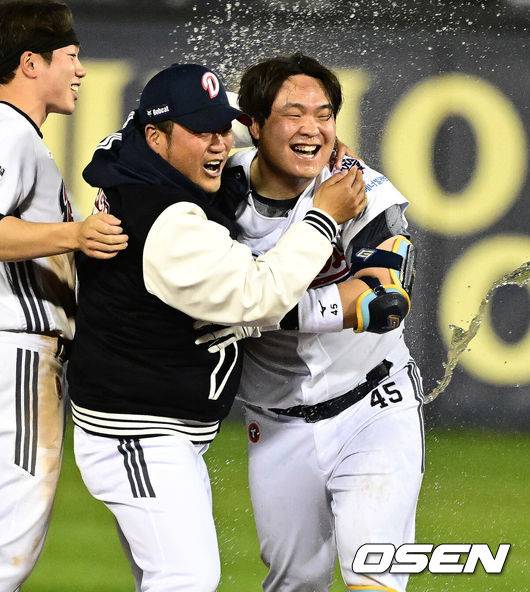 [OSEN=지형준 기자] 두산이 연장까지 가는 치열한 접전&nbsp;끝에 한화를 잡고 시즌 첫 5할 승률에 도달했다.프로야구 두산 베어스는 8일 서울 잠실구장에서 열린 2025 신한 SOL뱅크 KBO리그 한화 이글스와의 시즌 첫 맞대결에서 연장 승부 끝 김기연의 끝내기 안타로 6-5 승리를 거뒀다.&nbsp;두산은 3연전 기선제압과 함께 2연승을 달리며 시즌 첫 5할 승률에 도달했다. 7승 7패. 반면 2연패에 빠진 한화는 4승 10패가 됐다.&nbsp;두산 박석민 코치가 김기연의 끝내기 안타에 그라운드에 뛰어 나가 기뻐하고 있다. 2025.04.08 / jpnews@osen.co.kr