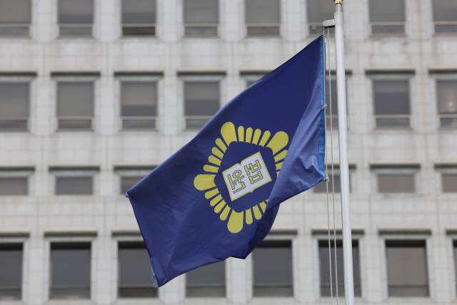 ▲더불어민주당은 5일 이재명 대선 후보의 파기환송심 일정과 관련해 조희대 대법원장을 향해 선거운동 기간에 잡힌 모든 대선 후보자의 재판 기일을 대선 뒤로 미루라고 요구했다. 서울고법이 15일로 잡은 이 후보의 파기환송심 첫 공판 기일을 연기하라는 게 핵심적인 요구다. 민주당은 이같은 조치가 선거운동 시작일인 12일 전까지는 이뤄져야 한다고 못 박으면서, 이 요구가 받아들여지지 않을 경우 대법원장 탄핵을 포함한 특단의 조치에 나설 수 있음을 시사했다. 사진은 6일 서울 서초구 대법원. ⓒ연합뉴스