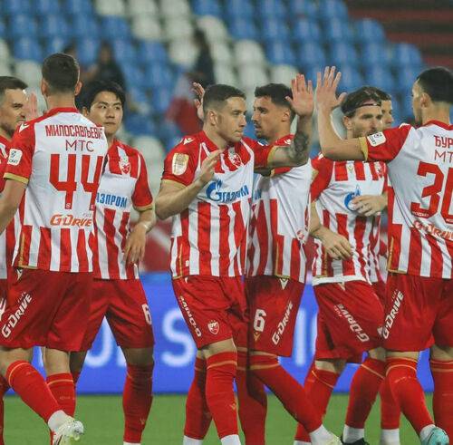 동료와 함께 승리를 기뻐하는 설영우