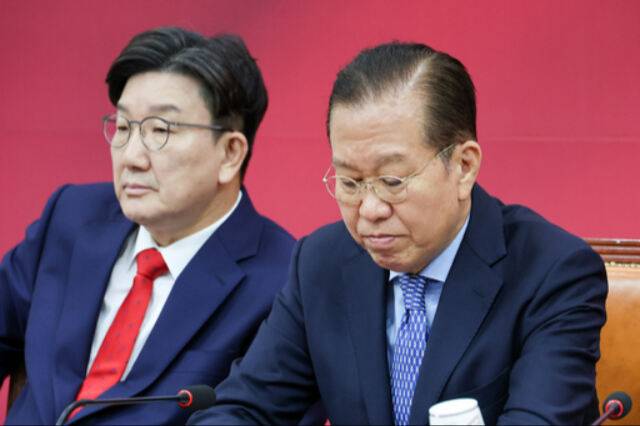 국민의힘&nbsp;권영세&nbsp;비상대책위원장(오른쪽)과 권성동 원내대표가 8일&nbsp;국회에서 열린 비상대책위원회의에서 굳은 표정을 짓고 있다. 뉴스1