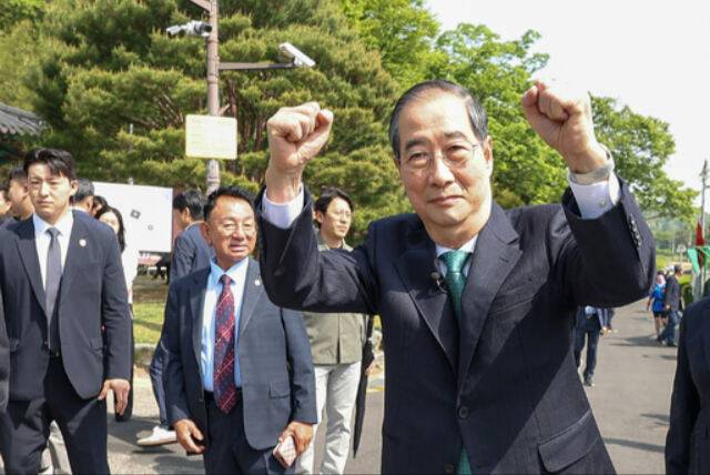 무소속 한덕수 대선 예비후보가 8일&nbsp;북 구미시 박정희 전 대통령 생가를 방문해 지지자들에게 두 손을 들어 인사하고 있다. 연합뉴스&nbsp;