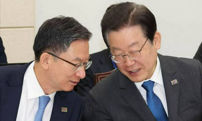 더불어민주당 이재명 전 대표(오른쪽), 정성호 의원. 연합뉴스