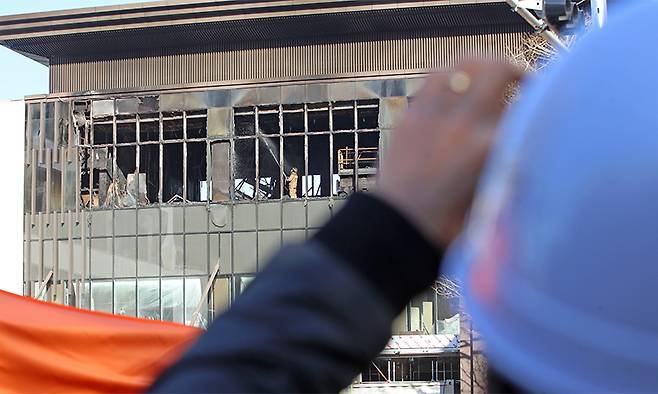 지난 2월 14일 부산 기장군 반얀트리 호텔 신축 공사장에서 화재가 발생해 소방대원들이 잔불 정리를 하고 있다. 뉴스1