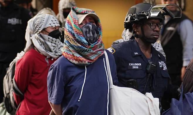 7일(현지시간) 미국 뉴욕 컬럼비아대학교의 버틀러 도서관에서 팔레스타인 지지 시위대가 연행되는 모습. UPI연합뉴스