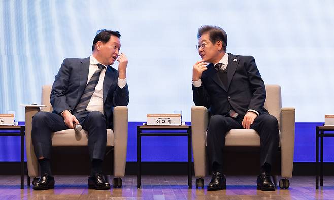 이재명 더불어민주당 대선후보가 8일 서울 중구 대한상공회의소에서 열린 대선후보 초청 경제5단체장 간담회에서 최태원 대한상의 회장과 대화하고 있다. 뉴스1