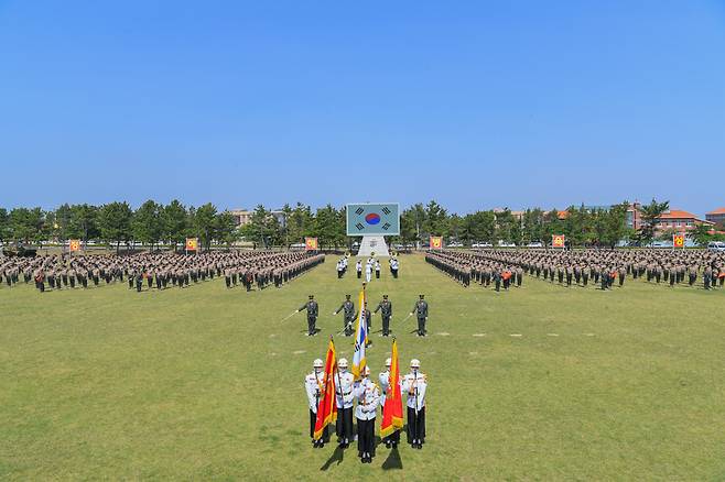 어버이날인 8일 해병대 교육훈련단 행사연병장에서 해병대 신병 1316기 수료식이 거행되고 있다. 해병대교육훈련단 제공