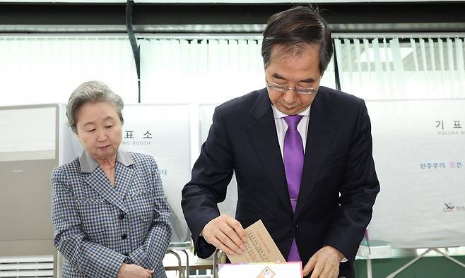 한덕수 당시 국무총리와 부인 최아영 여사가 제22대 국회의원선거 사전투표일인 2024년 4월 5일 서울 종로구 삼청동 주민센터에 마련된 사전 투표소에서 투표하고 있다. 연합뉴스