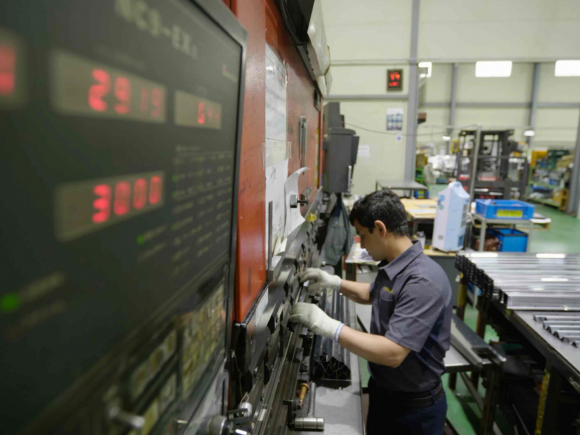 다큐멘터리영화 ‘기계의 나라에서’에 나오는장면. 전주국제영화제 제공