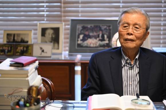 김종인 전 국민의힘 비상대책위원장은 “10년간 아무것도 안해서 대한민국 경쟁력이 추락하고 있다. 이걸 해결하려면 경제문제부터 해결해야 한다”고 말했다. 인터뷰는 지난 2일 서울 종로구 사직로 대한발전전략연구원 이사장실에서 진행됐다. 6일과 7일 전화를 통해 추가 인터뷰도 있었다. 홍윤기 기자