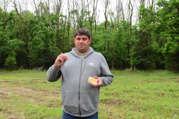 미국 아칸소주 ‘다이아몬드 분화구 주립공원’을 찾은 데이비드 드쿡이 공원에서 발견한 3.81캐럿의 갈색빛 다이아몬드와 증서를 든 채 기념 촬영을 하고 있다. 아칸소 다이아몬드 분화구 주립공원 홈페이지 캡처