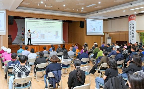 서울 서대문구가 지난달 30일 구청 대강당에서 ‘근골격계질환 예방 보건 교육’을 진행한 가운데 참여자들이 강의를 듣고 있다. 서대문구 제공