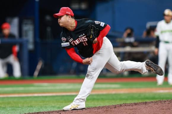 KIA 타이거즈 조상우가 6일 서울 고척스카이돔에서 열린 2025 KBO리그 정규시즌 키움 히어로즈와의 원정 경기에서 공을 던지고 있다. KIA 타이거즈 제공