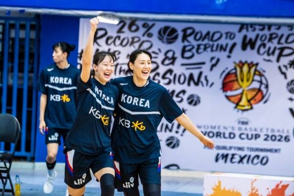 한국 여자농구 국가대표 신지현과 강이슬이 지난해 8월 멕시코에서 열린 2026 국제농구연맹(FIBA) 월드컵 사전 예선을 치르고 있다. 대한농구협회 제공