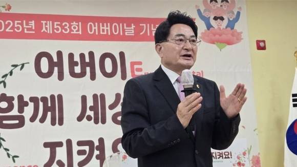 8일 도봉노인종합복지관에서 개최된 제53회 어버이날 기념행사에 참석해 축사하는 홍국표 의원